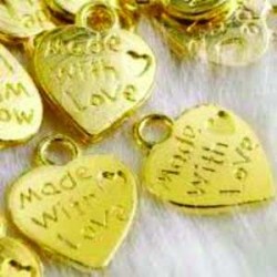 DIJE DE CORAZÓN DORADO